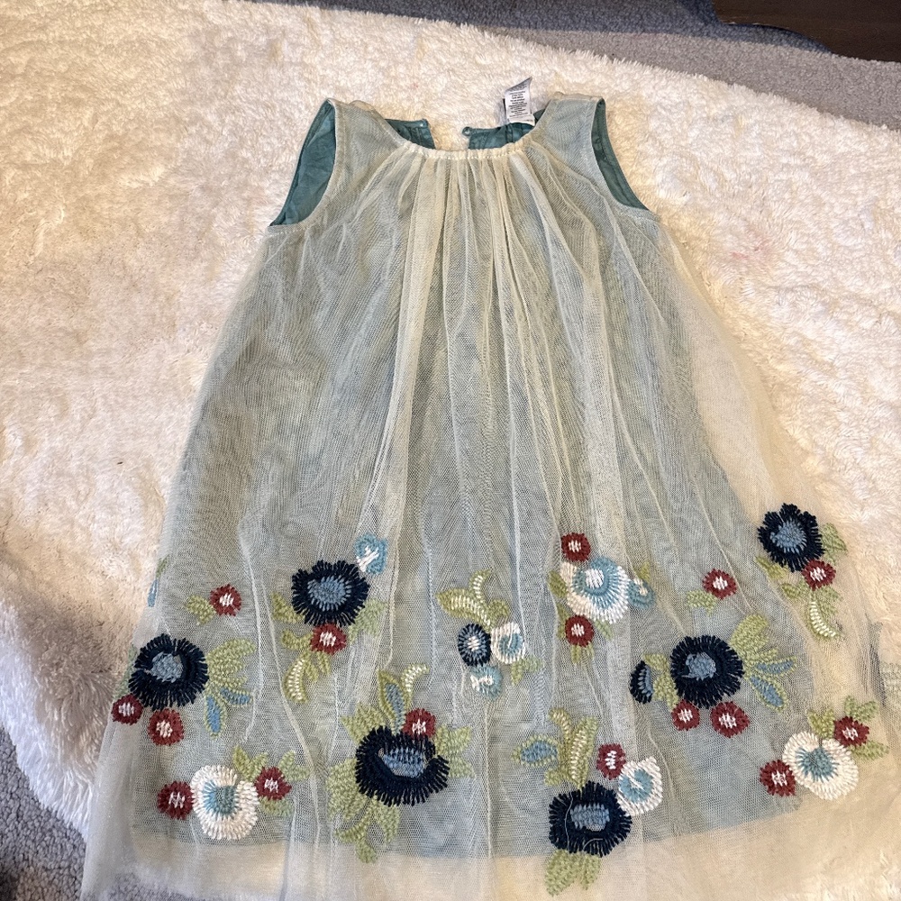 Tea- girls size  4 dress with beautiful embroidery and TULLE overlay
